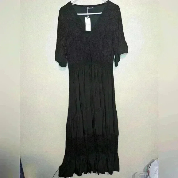 NWT Simplee Long Black lacey dress Size Medium with Bell sleeves and lace accent - Picture 1 of 10